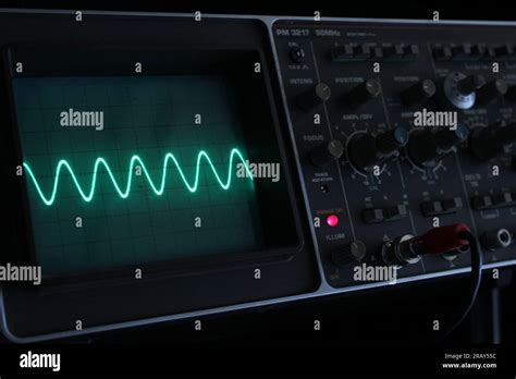 Vintage oscilloscope showing a sine wave Stock Photo - Alamy