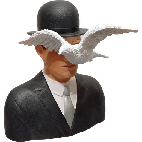 Magritte L Homme Au Chapeau Melon 16 Cm Figurine