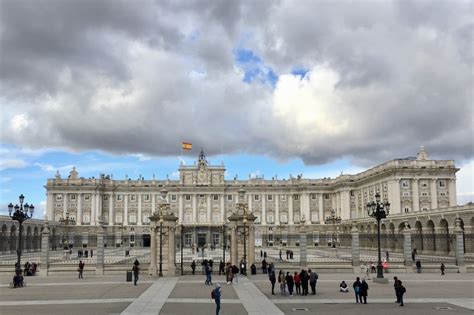 🇪🇸 Royal Palace of Madrid – Happy Roundtrip