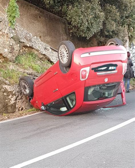 Auto Ribaltata A Cosseria Intervento Dei Vigili Del Fuoco Per Liberare