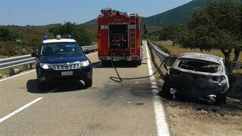 Auto In Fiamme Dopo Lo Schianto Contro Il Guard Rail Illesi I 4 Occupanti