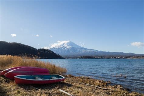 Mount Fuji at Lake Kawaguchi, Japan Stock Image - Image of kawaguchi, cloud: 68868939