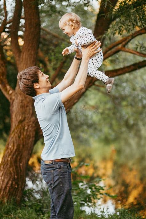 Feliz Padre Familiar E Hijo Caminando Por La Naturaleza Foto De Archivo