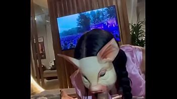 Mujer joven latina haciendo una gran mamada en una audición XVIDEOS