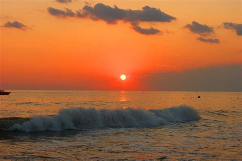 Закат на Средиземном море | Закаты, Средиземное море, Природа