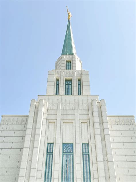 Discover Moroni: A Cultural Guide