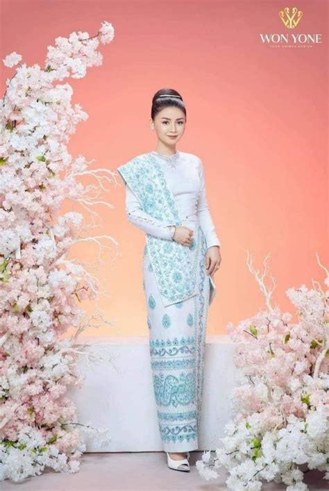 ခင်ဝင့်ဝါ | 服装