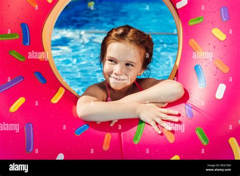 Adorable little girl bikini Fotos und Bildmaterial in hoher Auflösung Alamy