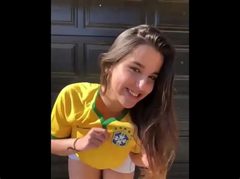 Novinha muito gostosa de shortinho curto usando a camisa da Seleção Brasileira XVIDEOS