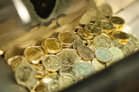 Розбивайте скарбнички! Нацбанк виводить з обігу монети номіналом 25 ...