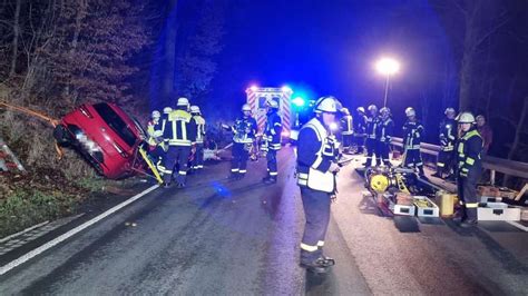 Auf Der B In Balve Zwei Personen Bei Unfall Im Auto Eingeklemmt