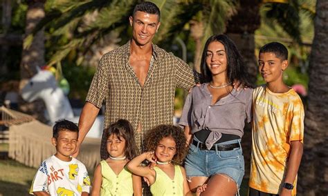 Cristiano y Georgina se refugian en su familia en su verano más difícil