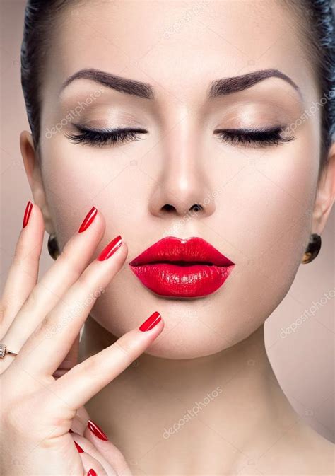 Modelo De Mujer Con L Piz Labial Rojo Fotograf A De Stock Subbotina