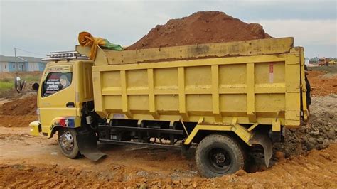 Mobil Truk Canter Jomplang Full Muatan Tanah Dump Truk Mitsubishi