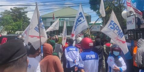 Protes JHT Cair Pada Usia 56 Tahun Buruh Di Makassar Demo Kantor BPJS