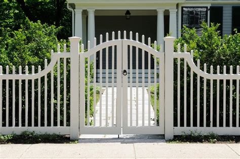 27 Beautiful White Fence Ideas to Add Curb Appeal to your Home