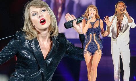 Taylor Swift Joined By Wiz Khalifa On 1989 World Tour In Houston Daily Mail Online