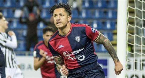 Gianluca Lapadula Anota El A Del Cagliari Sobre El Bari En La Final