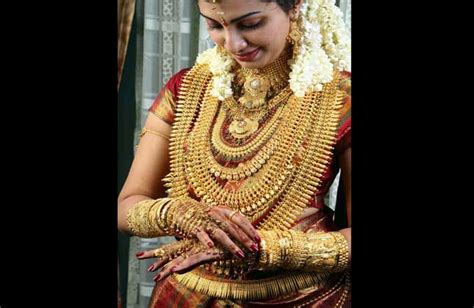 Muthoot Owner S Daughter Wears 5 Kg Gold