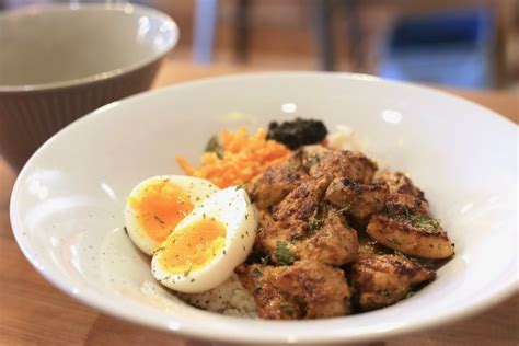 意外にハマる『タンドリーチキン丼』京都スパイスカレー「明星咖喱」【車折神社】