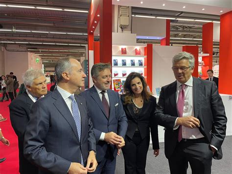 Lambasciatore Varricchio Inaugura Il Padiglione Italiano Alla Fiera