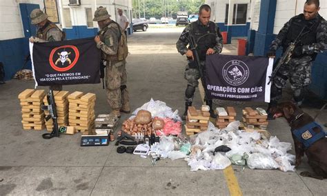 Polícia apreende armas e drogas em operação no Complexo da Maré