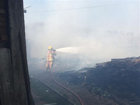 Incêndio em vegetação atinge depósito de madeira Correio de Minas