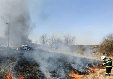 Foto Ma Ini Abandonate Pe C Mp Distruse Ntr Un Incendiu De Vegeta Ie