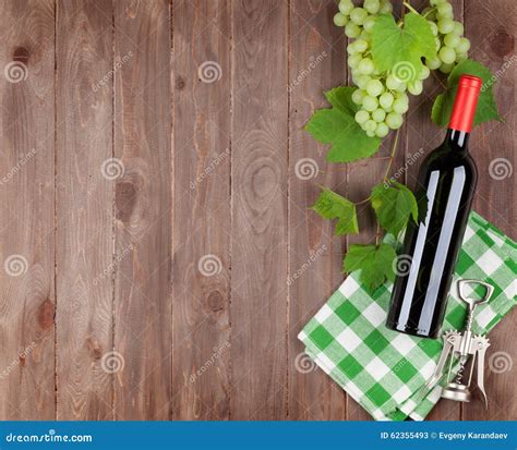 Grupo De Uvas Garrafa De Vinho Tinto Imagem De Stock Imagem De Nave