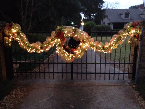 10 Christmas Decor For Gates