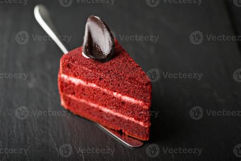 Red velvet cake slice 15746670 Stock Photo at Vecteezy