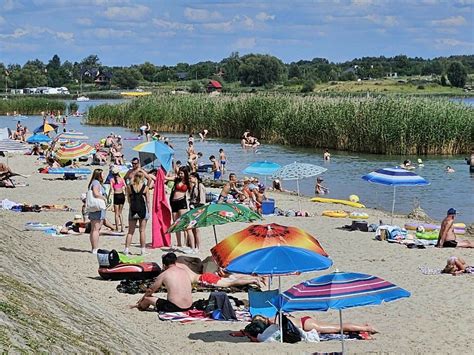 Relaks nad Jeziorem Tarnobrzeskim Sporo ludzi na plaży w upalny