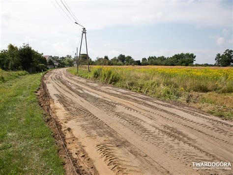 Trwa przebudowa dróg i budowa chodnika