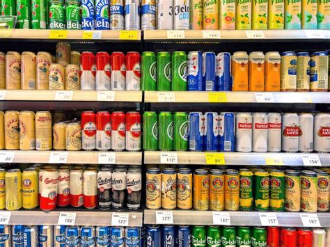 Varie Latte Di Birra Sullo Scaffale Del Supermercato Fotografia