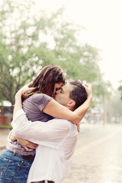 Download Couple Kissing While Raining Picture | Wallpapers.com