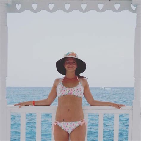 6 Hot Sexy Ashley Jensen Bikini Pics