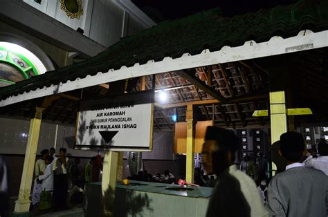 Coreng Coreng Kecuuttt Makam Syekh Maulana Ishak Di Percaya Di