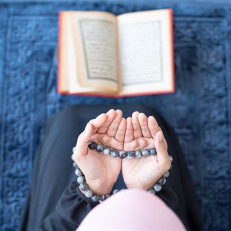 Premium Photo Muslim Woman Pray With Beads And Read Quran Woman