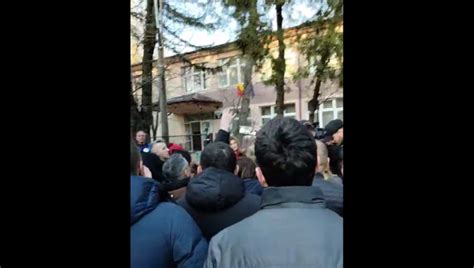 VIDEO Un elev de clasa a treia motivul unui protest al părinților la