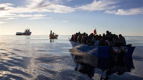 La Ocean Viking Soccorre Altri Migranti I Volontari Su Una Barca