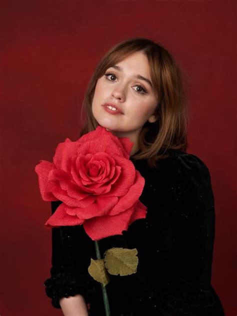 Sao phim Sex Education nổi tiếng nhờ vai hot girl vô tư nhưng từng khổ sở vì overthinking