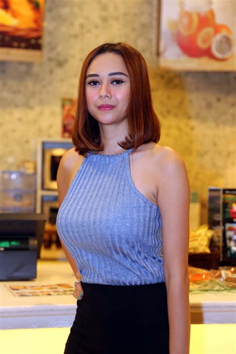 Foto Hot Aura Kasih Pakai Baju Kaos Hitam Yang Simple Dzargon