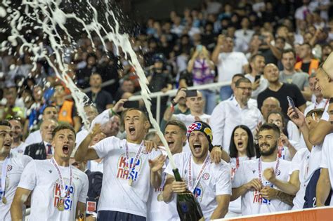 Slobodna Dalmacija Dinamo na vrhu ali Hajduk mu puše za vratom