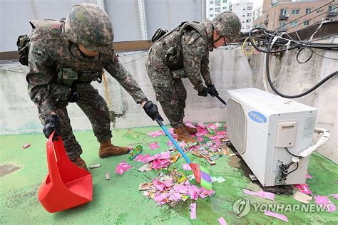 건물 옥상에 떨어진 대남 쓰레기 풍선 내용물 수거하는 군인들 연합뉴스