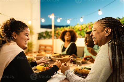Familia Latina Comiendo Imágenes Fotos y Fondos de pantalla para Descargar Gratis