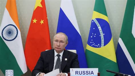 Güney Afrika Putin in BRICS zirvesine katılmayacağını açıkladı