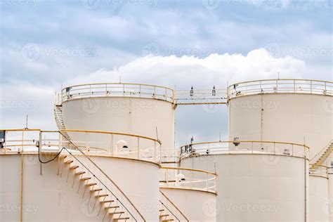 tanque de armazenamento de combustível closeup na refinaria de petróleo