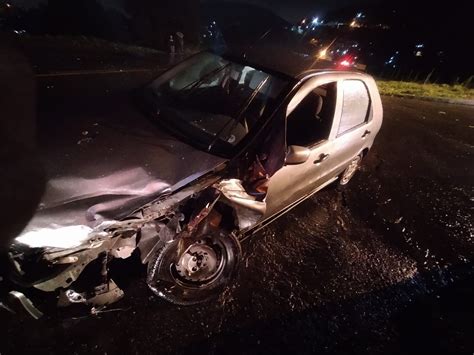 Carro Bate Em Outro Ve Culo Cai Em Ribanceira E Tr S Pessoas Ficam