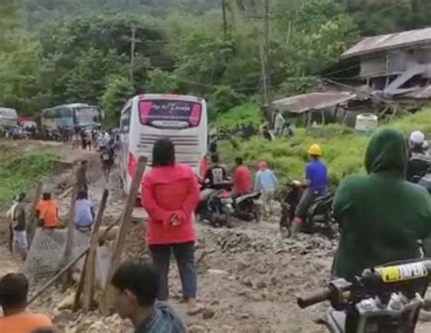 Jalan Trans Sulawesi Di Enrekang Poros Toraja Enrekang Amblas