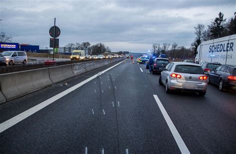 Der Spurwechsel Eines BMW Fahrers Hat Den Unfall Auf Der A8 Bei